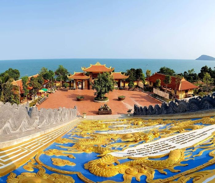 Viếng thăm chùa Hộ Quốc trong chuyến tour Phú Quốc 3 ngày từ HCM