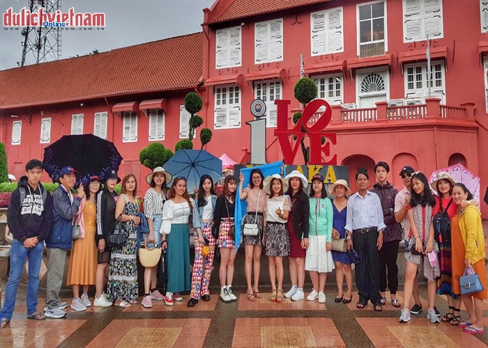 Đoàn du khách đến tham quan và chụp ảnh lưu lại kỷ niệm tại Malaysia