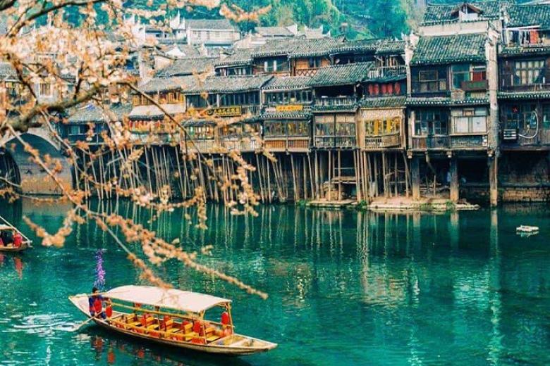 Du Thuyền Trên Sông Đà