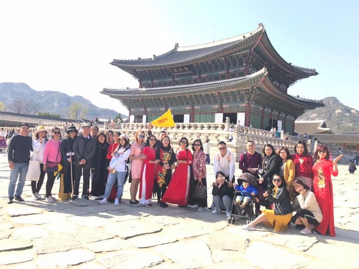 Khách chụp ảnh lưu niệm ở Cung điện Hoàng gia Gyeong-bok