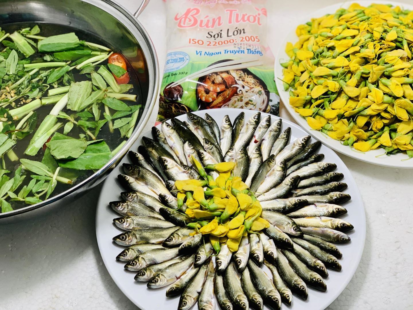 Lẩu cá linh bông điên điển - đặc sản Cần Thơ