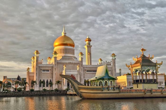 Sultan Omar Ali Saifuddin là thánh đường nổi tiếng của người Hồi giáo ở Brunei