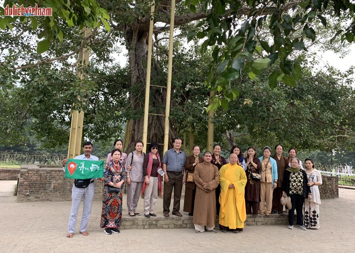 Đoàn du khách Lữ Hành Việt tản bộ tham quan nhiều địa điểm ở Ấn Độ