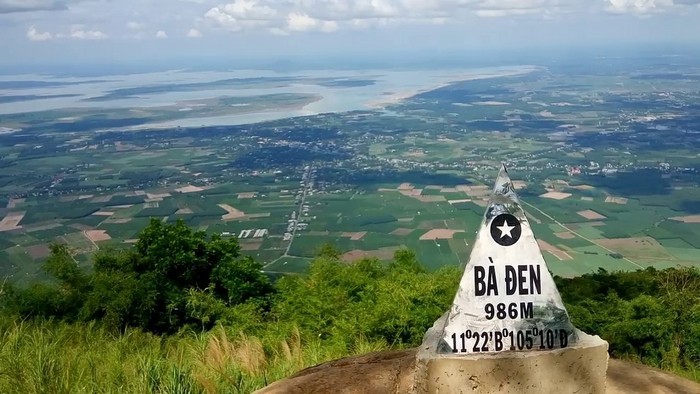 nui_ba_den
