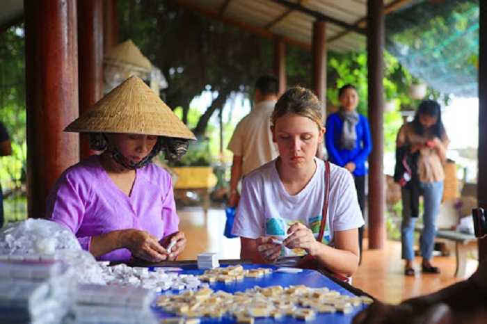 Tour miền Tây 2 ngày tham quan lò sản xuất kẹo dừa Bến Tre