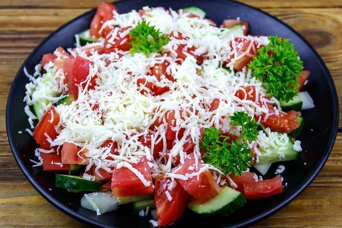 Món khai vị hấp dẫn Salad Shopska ở Bulgaria