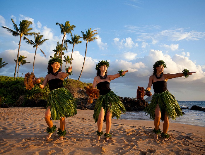 Polynesian_Dancing_Showing
