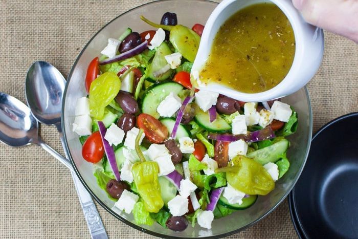 Horiatiki Salata là món ăn truyền thống nổi tiếng ở Hy Lạp
