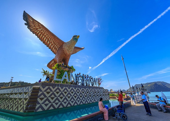 Du thuyền cập cảng Langkawi