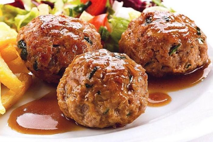 Món thịt viên Frikadeller nổi tiếng tại Đan Mạch