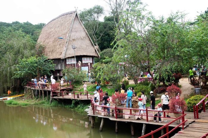Book tour để được hỗ trợ tận tâm từ công ty du lịch trong chuyến đi tới Măng Đen