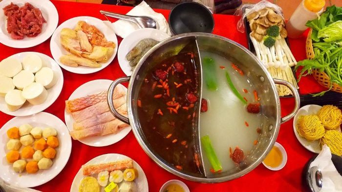 Món lẩu xuyên tiêu có 2 lựa chọn hương vị để thưởng thức