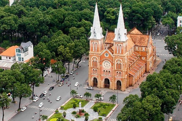 Check in sống ảo khi đến nhà thờ Đức Bà tại TPHCM