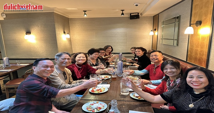 Khách dùng bữa