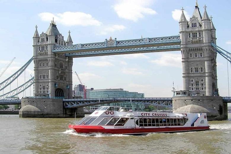 Du thuyền trên sông Thames