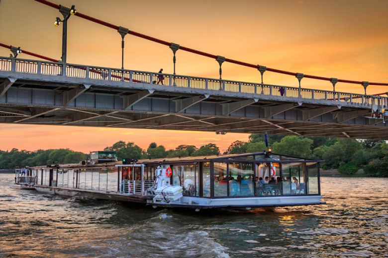 Du thuyền trên sông Thames