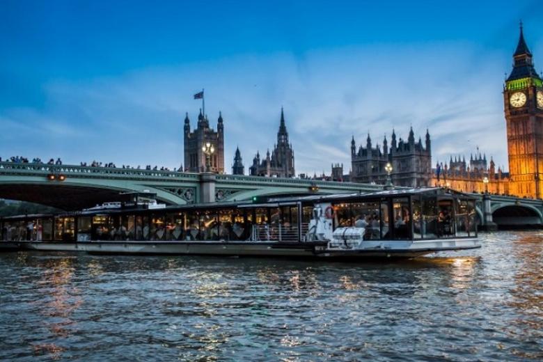 Đoàn ngồi du thuyền để ngắm nhìn cảnh quan đẹp thơ mộng của dòng sông Thames