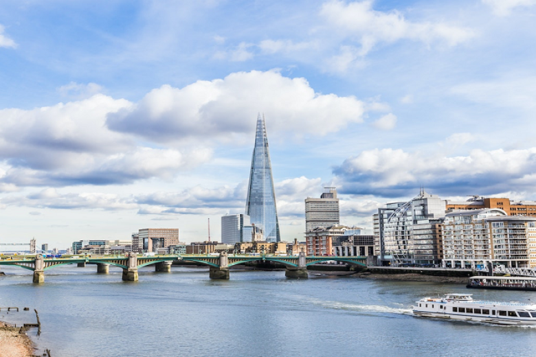 Du thuyền trên sông Thames