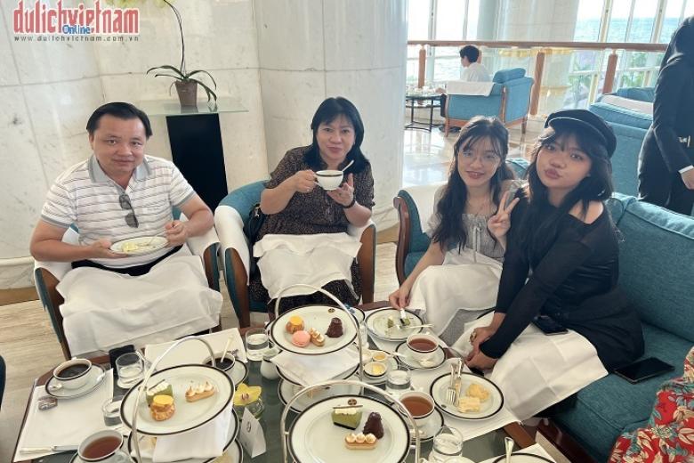 Khách thưởng thức tiệc trà
