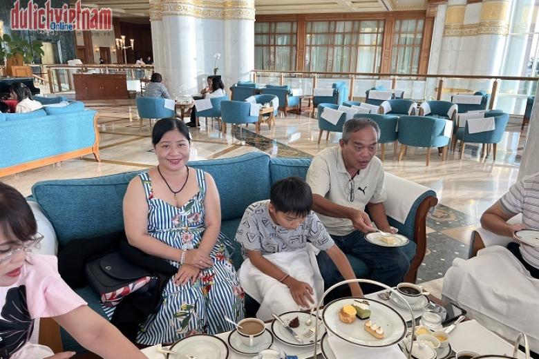 Khách thưởng thức tiệc trà