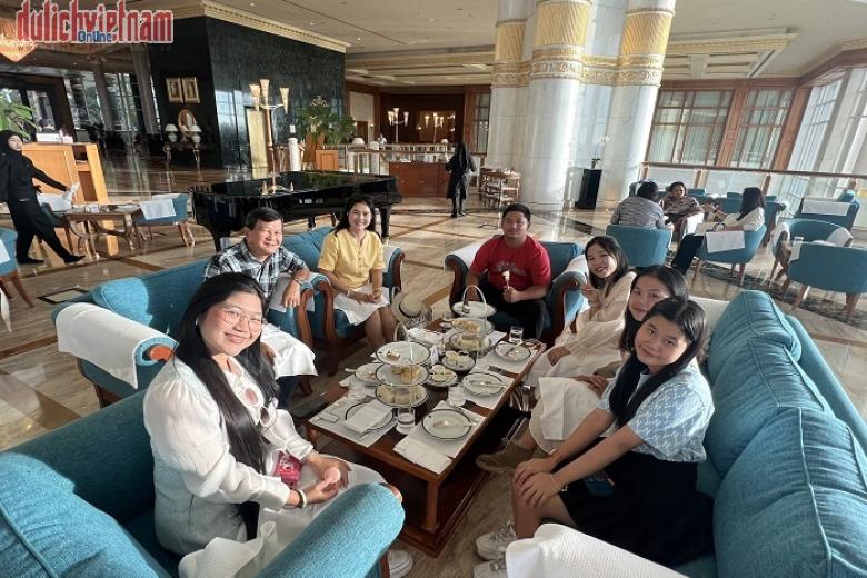 Khách thưởng thức tiệc trà