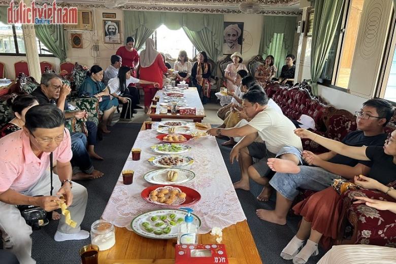 Khách thưởng thức tiệc trà
