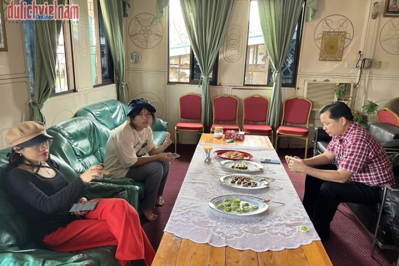 Khách thưởng thức tiệc trà