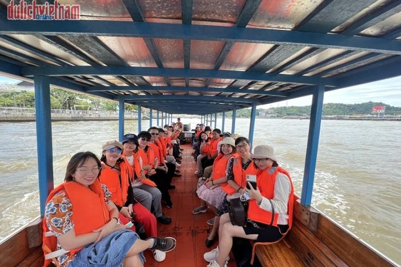 Khách chụp ảnh lưu niệm