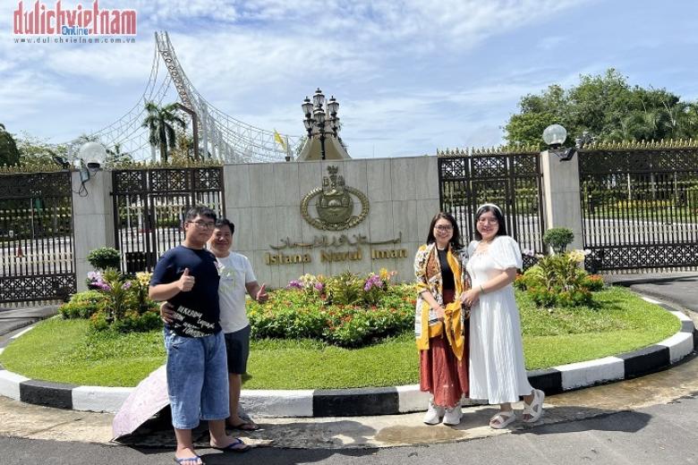 Khách chụp ảnh lưu niệm