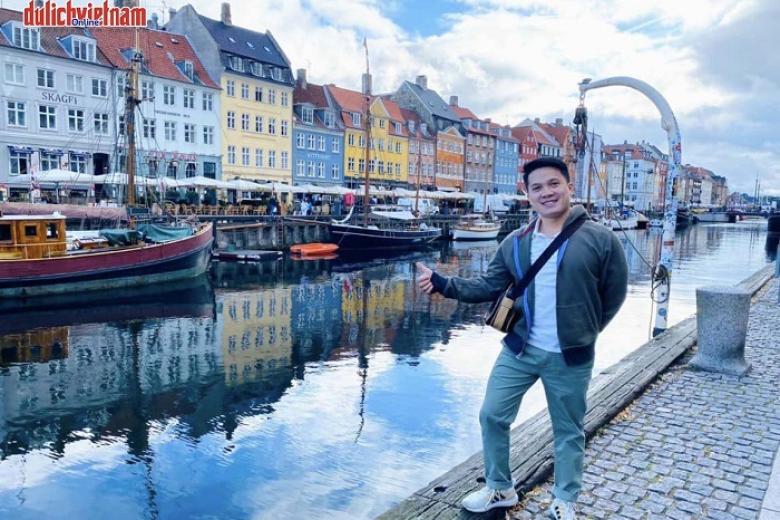 Khách chụp ảnh lưu niệm