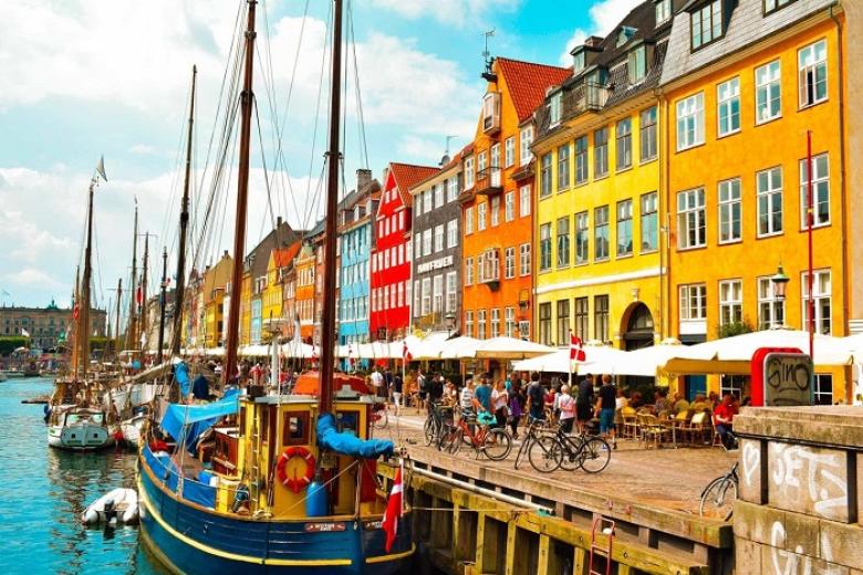 Du thuyền trên hệ thống kênh Nyhavn