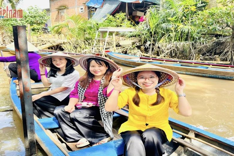 Khách chụp ảnh lưu niệm