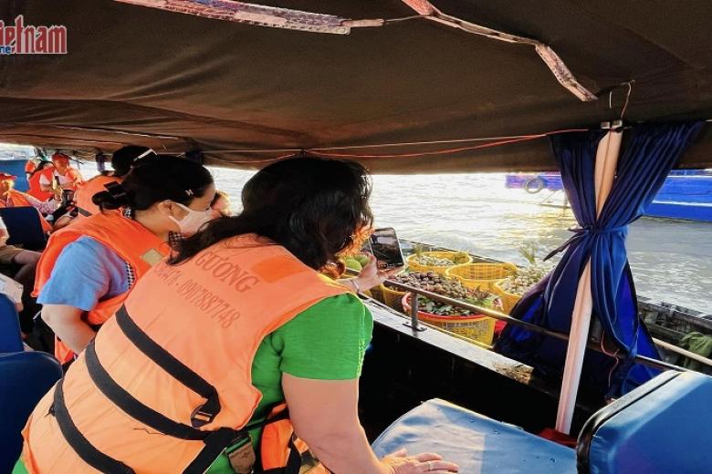 Khách chụp ảnh lưu niệm