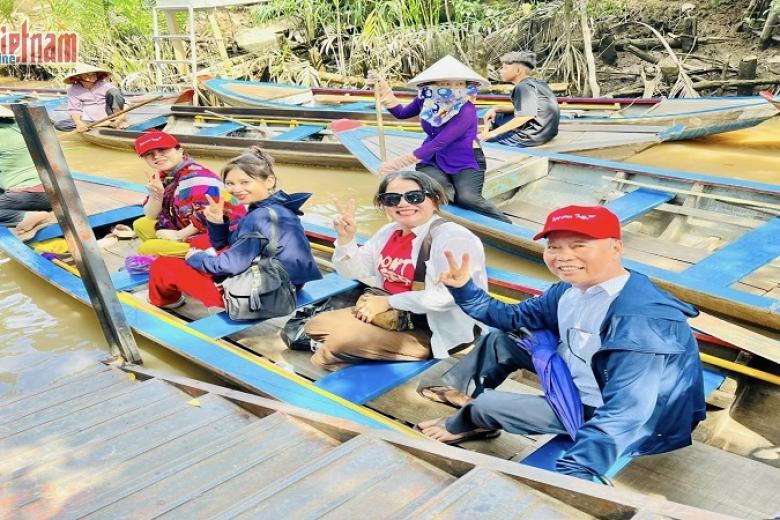 Khách chụp ảnh lưu niệm