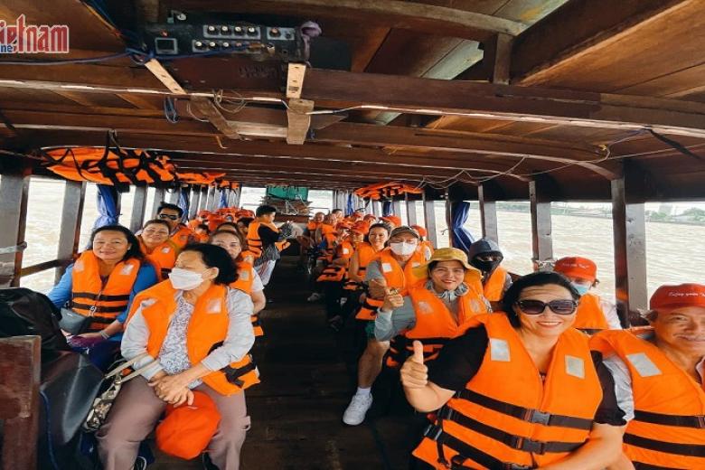 Khách chụp ảnh lưu niệm