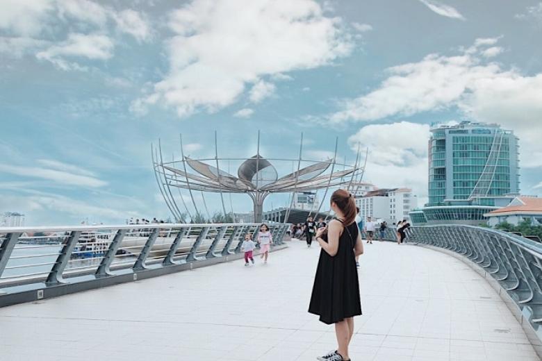 Cầu đi bộ bông sen