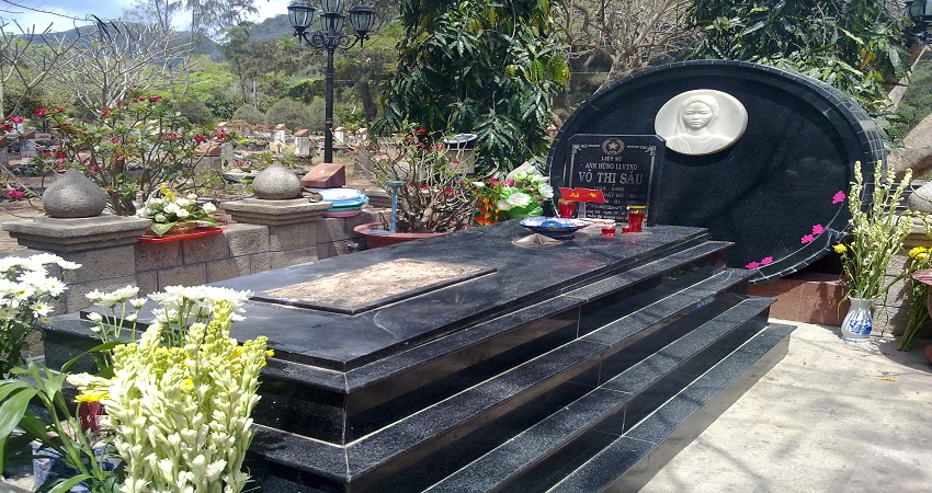 Viếng mộ Võ Thị Sáu