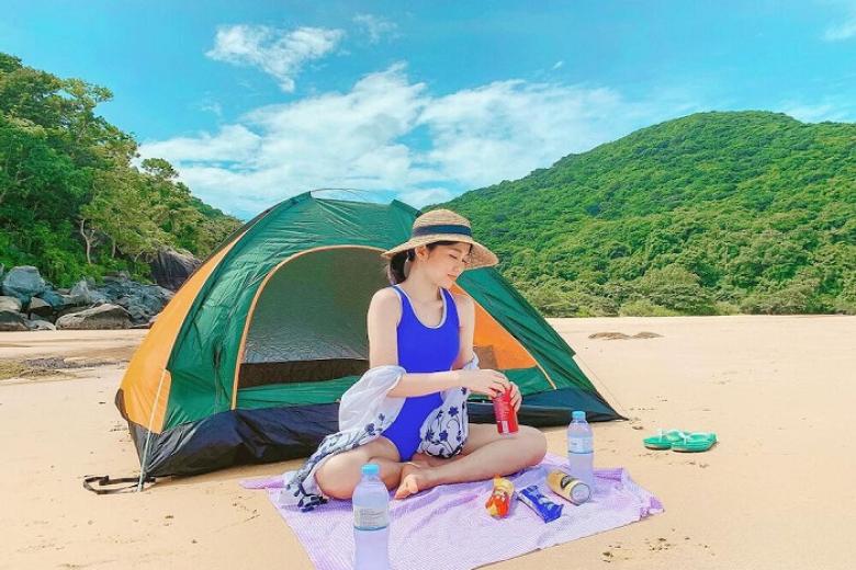 Tắm biển tại bãi Đầm Trầu