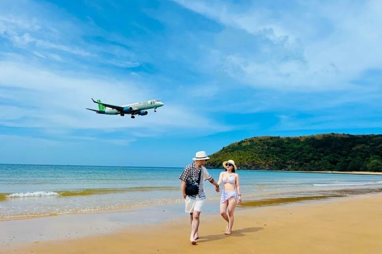 Tắm biển tại bãi Đầm Trầu