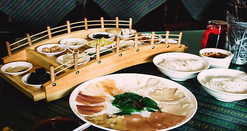Thưởng thức bún qua cầu