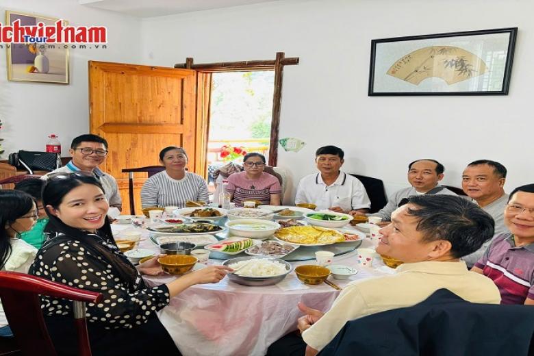 Khách dùng bữa