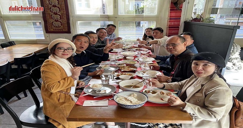 Khách dùng bữa