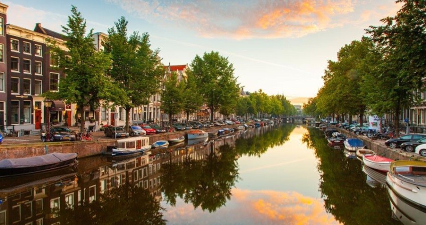 Du thuyền trên kênh đào Amsterdam