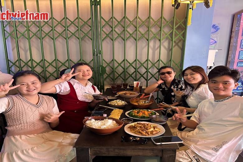 Khách dùng bữa