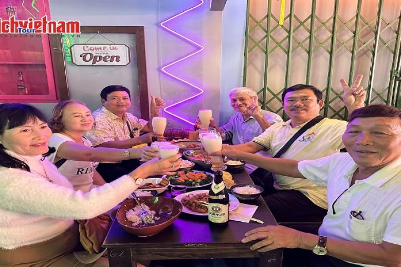 Khách dùng bữa