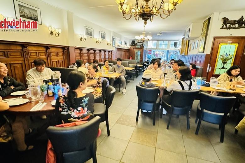 Khách dùng bữa