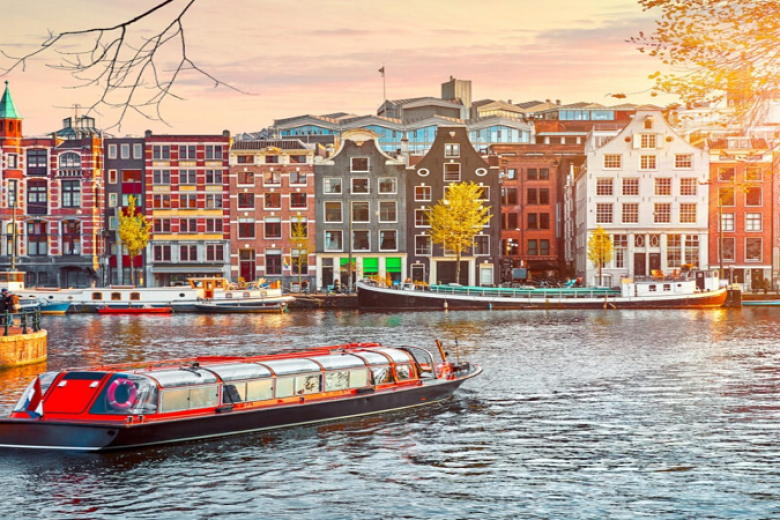 Du thuyền trên kênh đào Amsterdam