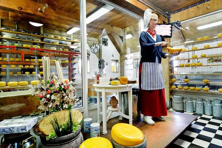 Thăm quan Nhà máy sản xuất phomai