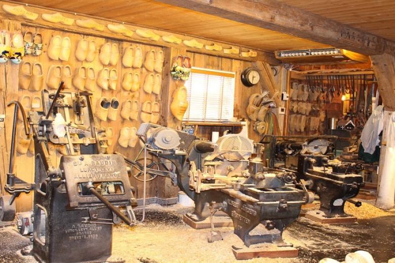 Xưởng làm guốc truyền thống