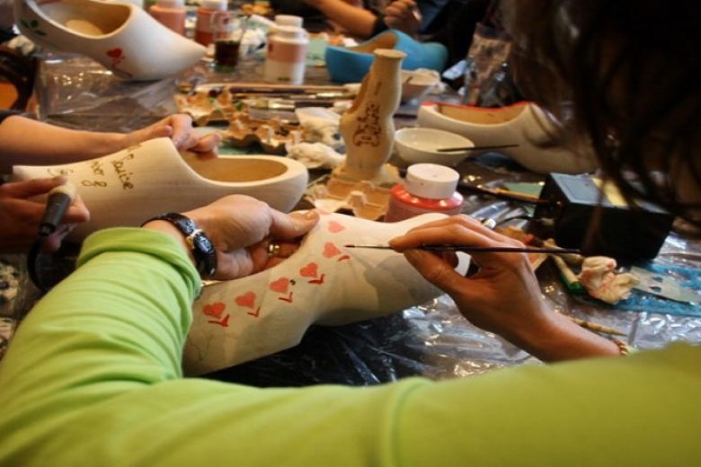 Xưởng gia công guốc gỗ (Wooden Shoes Shop)